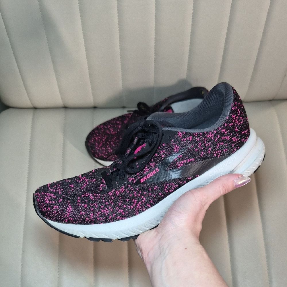 Brooks Women's Black and Pink Trainers